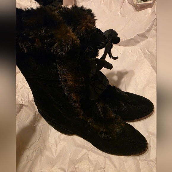 Vintage Shoes - Elegant Black Fur-Trimmed Women's Boots (Probably Haunted)